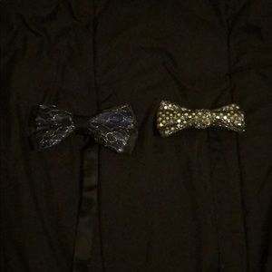2 bow ties . 🤍
